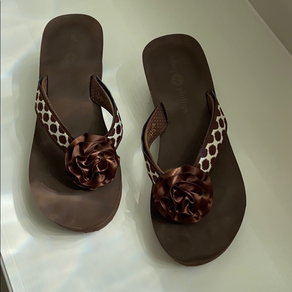 Lindsay Phillips brown flip flop sandals. Size 9.